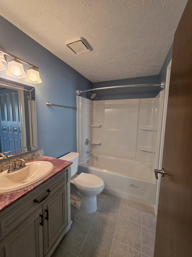 Building Photo - "Charming 2-Bedroom Townhouse Retreat in Venetia"