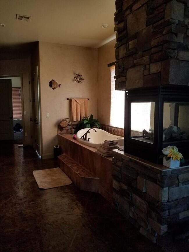 Building Photo - Beautiful Corner Lot! FULLY FURNISHED! Available Now!!