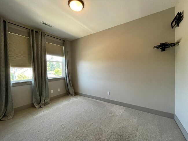 Building Photo - Incredible 2 Bed 1.5 Bath + Den  in N Portland near Peninsula Park! A/C and More!