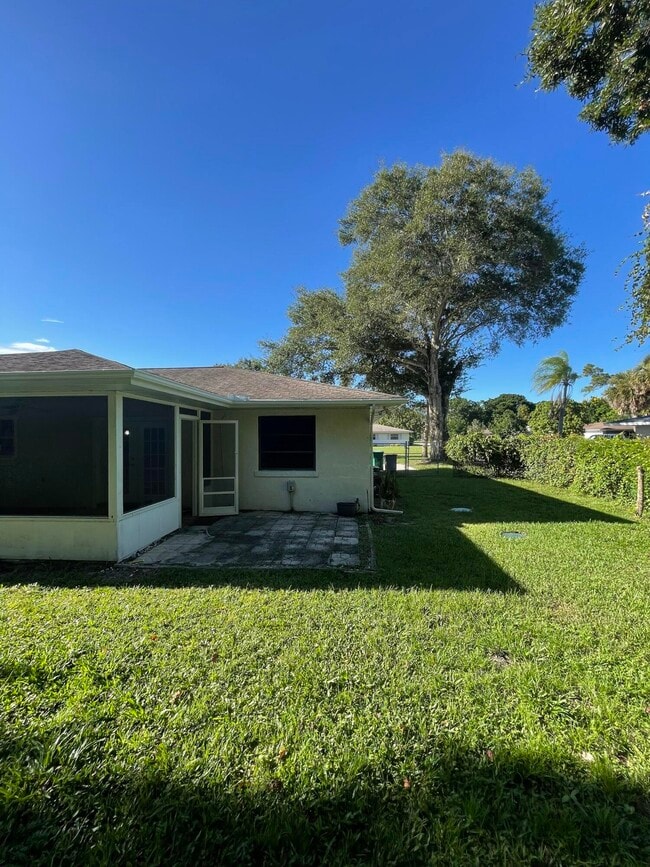 Building Photo - 2616 Newport Dr