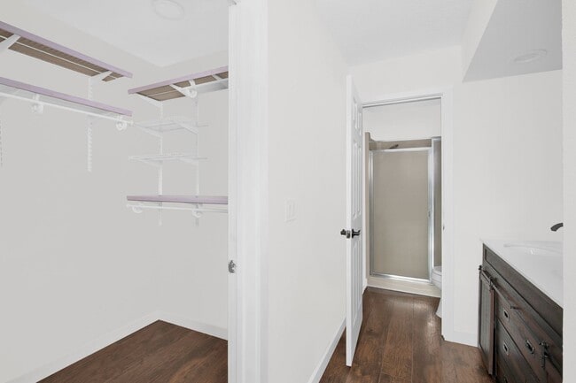 Building Photo - 2 Bedroom Plus Bonus Room in the Heart of Bellevue
