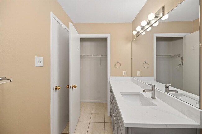 Building Photo - 712 Graham Pl