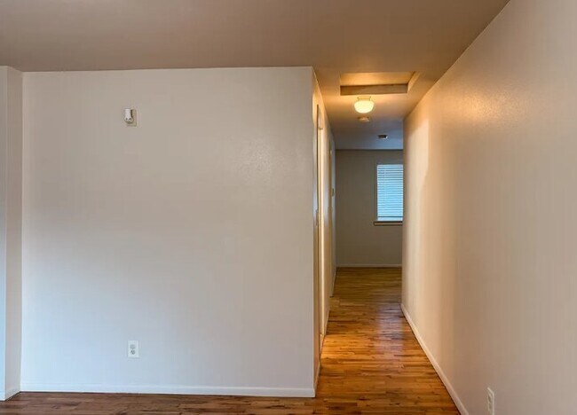 Building Photo - 732 10th St NE