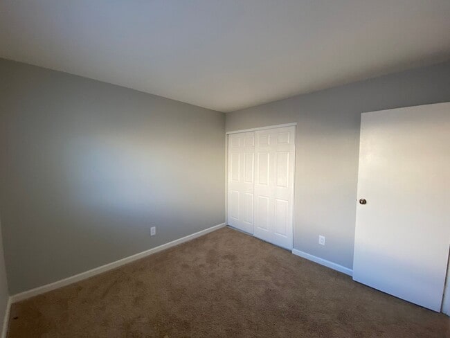 Building Photo - 3 BEDROOM 2 BATH HOUSE LOCATED CLOSE TO SC...