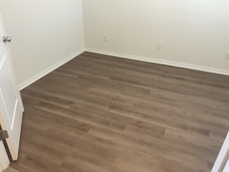 Building Photo - 904 Crown Ct NE