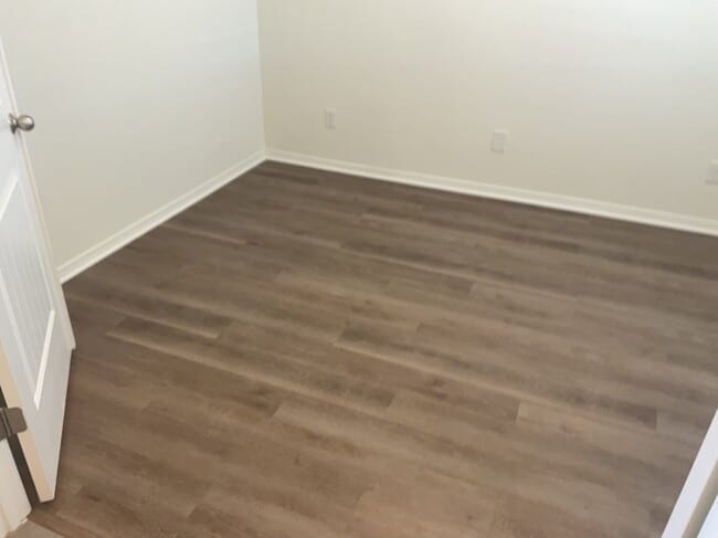 Building Photo - 904 Crown Ct NE