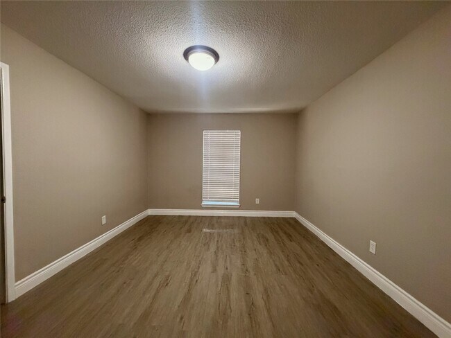 Building Photo - 9201 Clarewood Dr