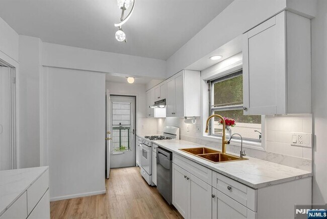 Building Photo - 133 Highwood Ave