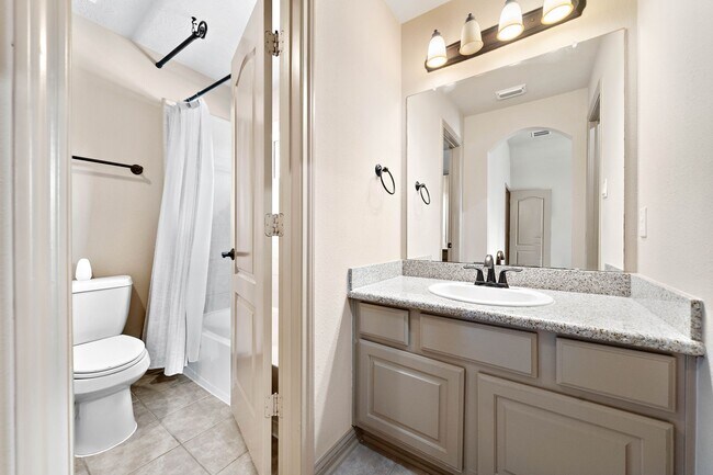 Building Photo - 10015 Cinco Ridge Dr