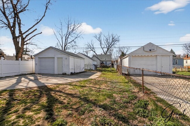Building Photo - $1250 2 bedroom bungalow