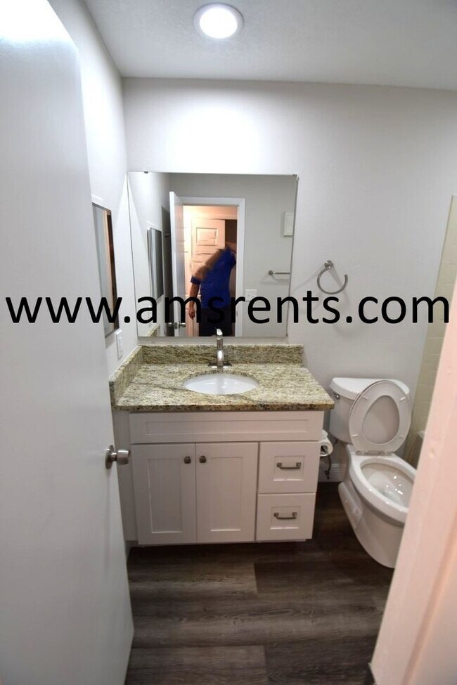 Building Photo - Spacious 3 bedroom Villa