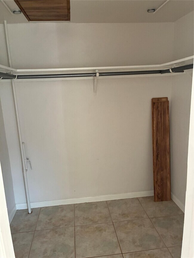 Building Photo - 2970 NE 16th Ave