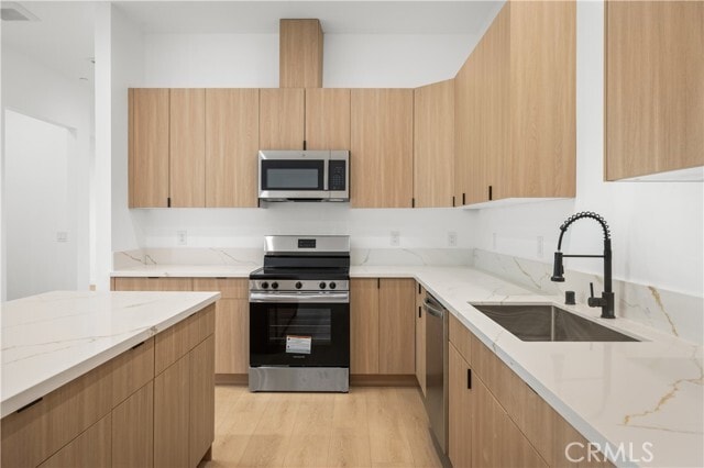 Building Photo - 6950 Amestoy Ave