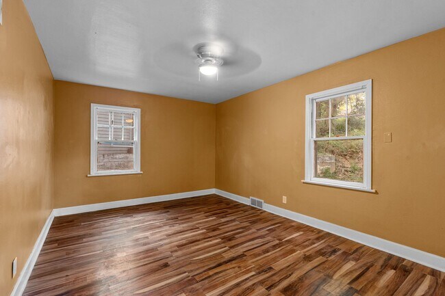 Building Photo - Newly Renovated 4-Bedroom Home | Riverview...
