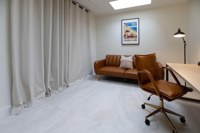 Building Photo - 179 Gran Via