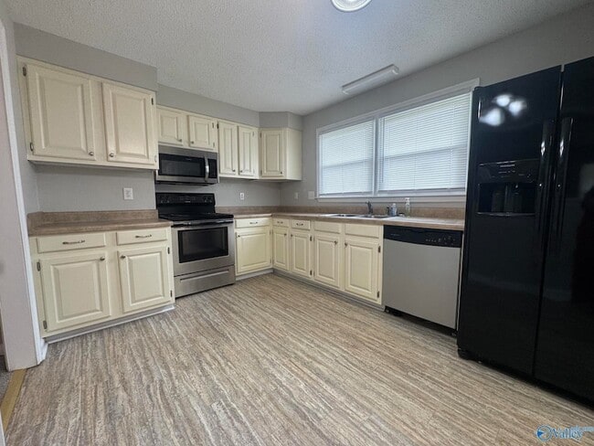 Building Photo - 17439 Morgan Dr