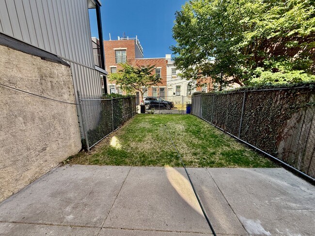 Building Photo - 1621 Christian St