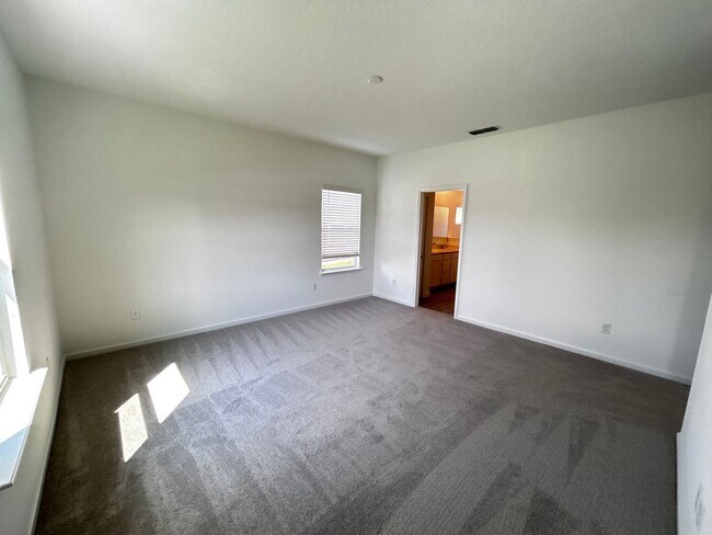 Building Photo - Brand New Pristine 4/3 minutes from River ...