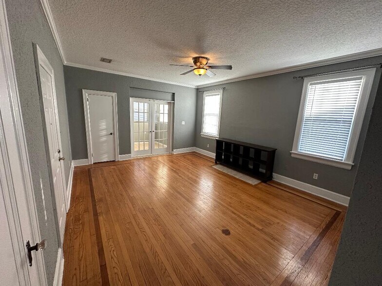 Building Photo - 2737 Riverside Ave