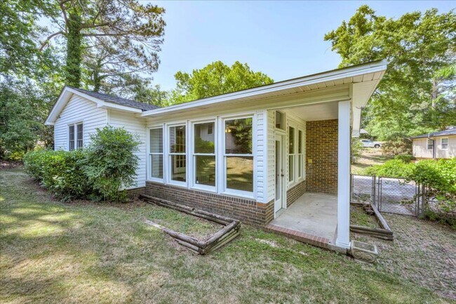 Building Photo - 552 Whitehead Dr