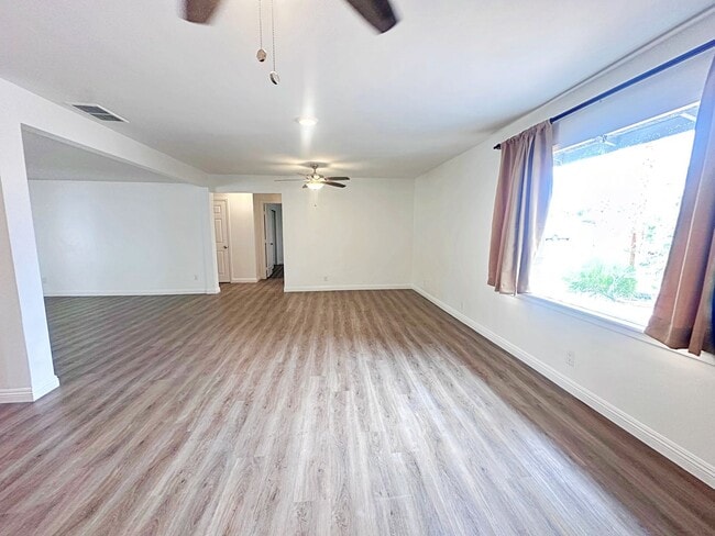 Building Photo - 812 Bracken Ave