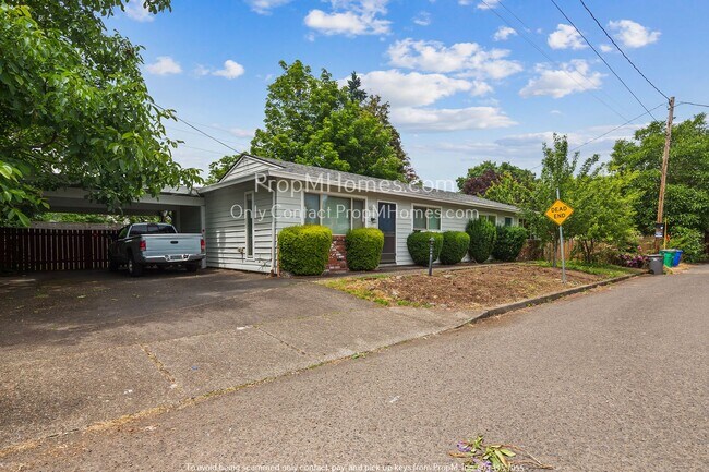 Building Photo - Updated Two Bedroom Duplex in SE!