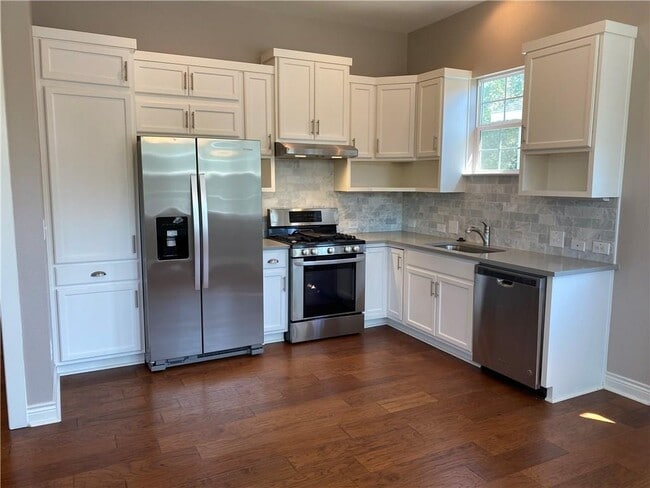 Building Photo - 606 W 1st St