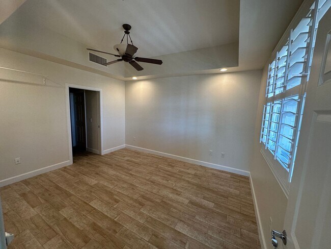 Building Photo - Guard gated Park Ave Condo