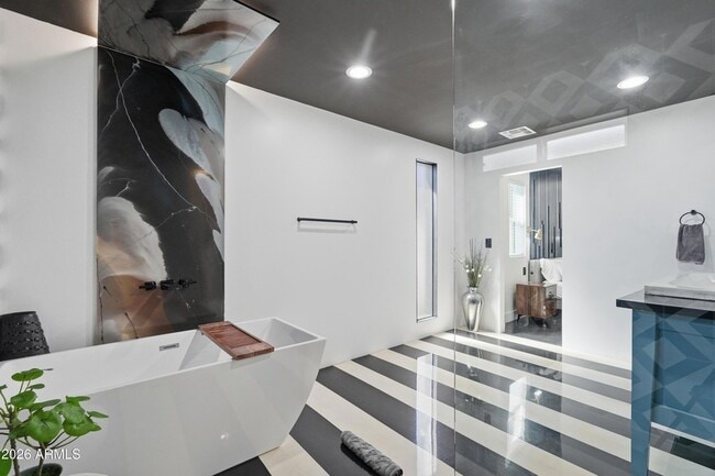 Building Photo - 2812 N 71st Pl