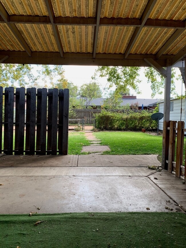 Building Photo - 3 Bedroom, 2 Bath Ranch Home with 1 Car At...