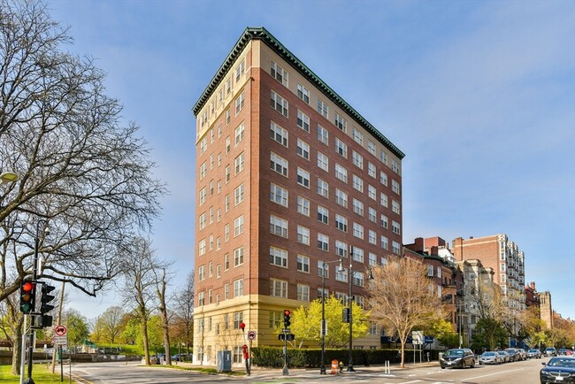 Building Photo - 534 Beacon St