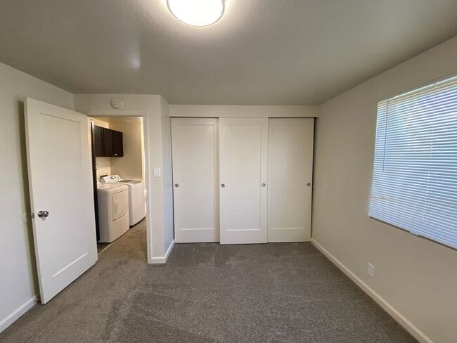 Building Photo - Charming Sparks Duplex - Yard/Garage/AC/1 Pet Friendly