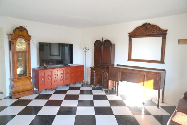 Building Photo - 401 Southampton A