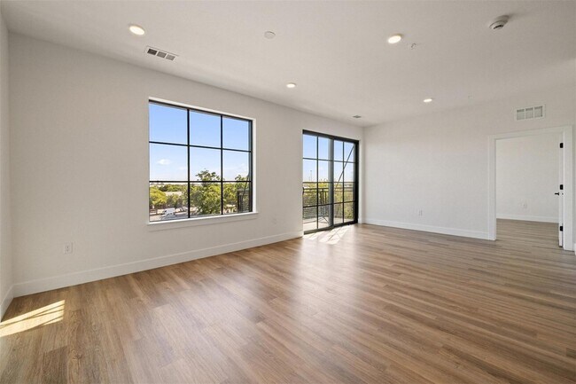 Building Photo - 4315 S Congress Ave