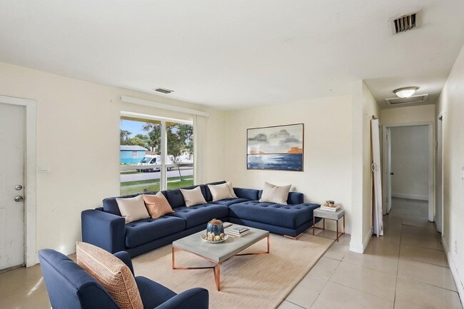 Building Photo - 520 NE 45th St