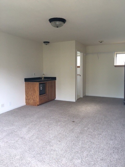 Building Photo - Charming home in great location with private studio unit