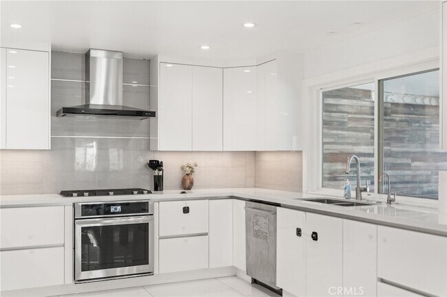 Building Photo - 4630 Cedros Ave