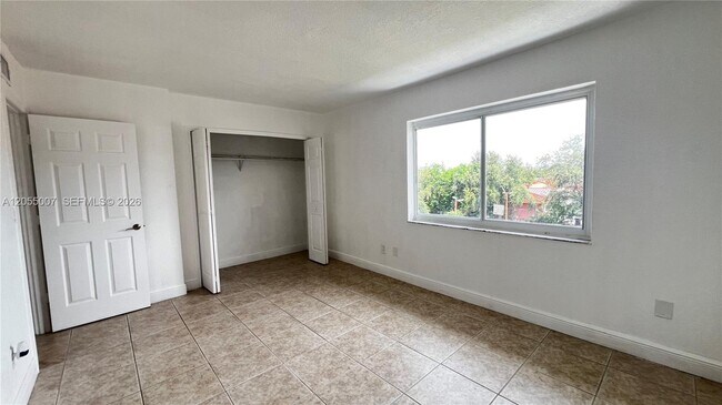 Building Photo - 984 W 40th St