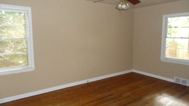 Building Photo - City Living!!