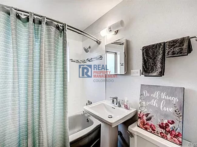 Building Photo - 2564 S Yates St