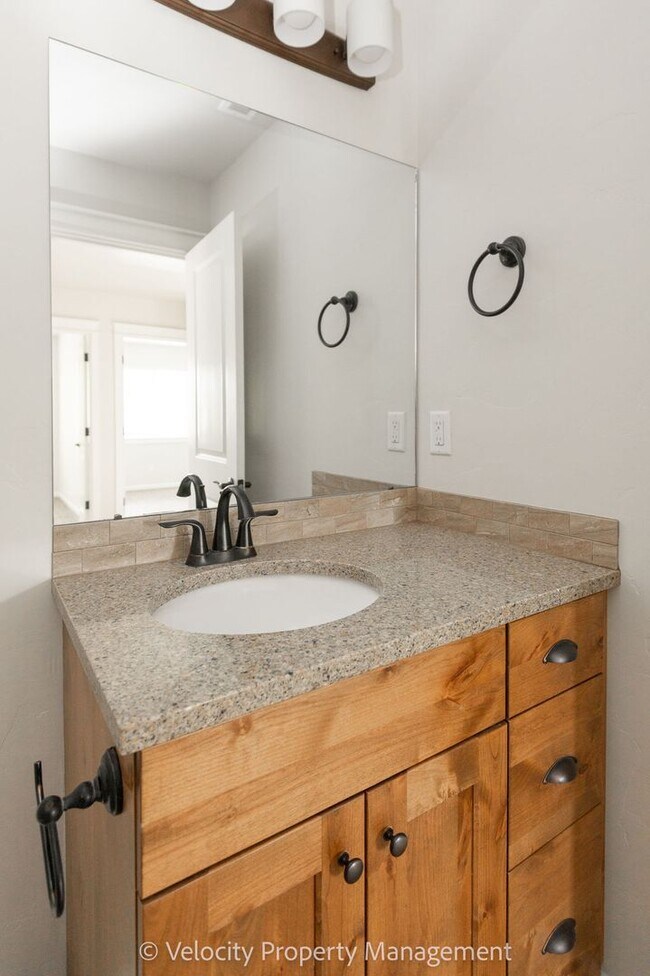 Building Photo - Lovely 3 bedroom, 2.5 bathroom home plus a...