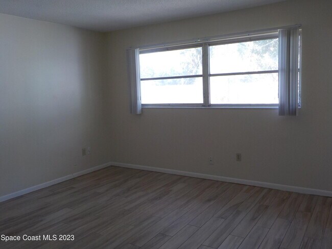 Building Photo - 636 Hampton Dr NE