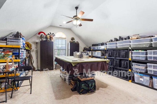 Building Photo - 752 Cavalier Dr