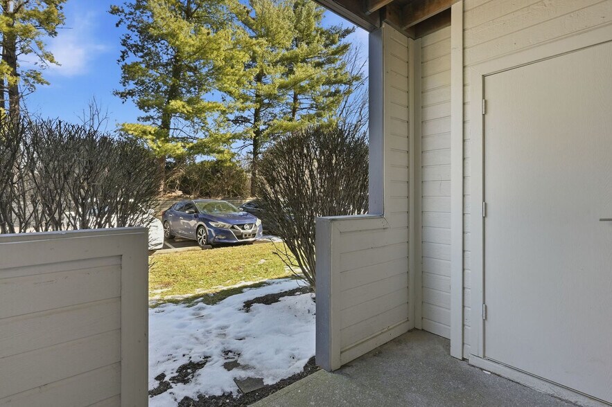 Building Photo - 2200 Deer Path Cir
