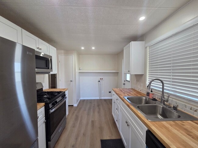 Building Photo - Fully Remodeled 2 bed/2 bath on 2 lots and Huge detached Garage!