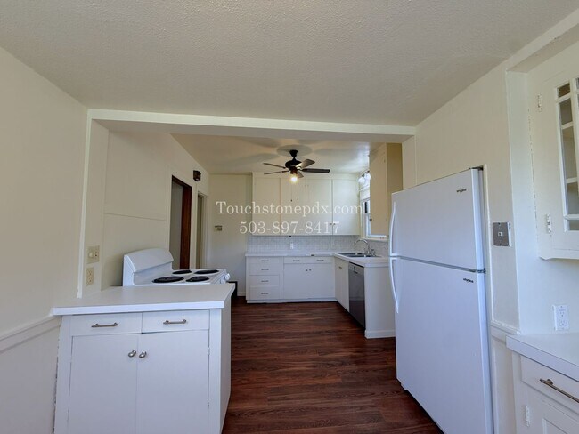 Building Photo - MOVE IN SPECIAL! ONE MONTH FREE! Timeless SE Portland 3 Bed Home w/Backyard, Hardwood Floors, & B...