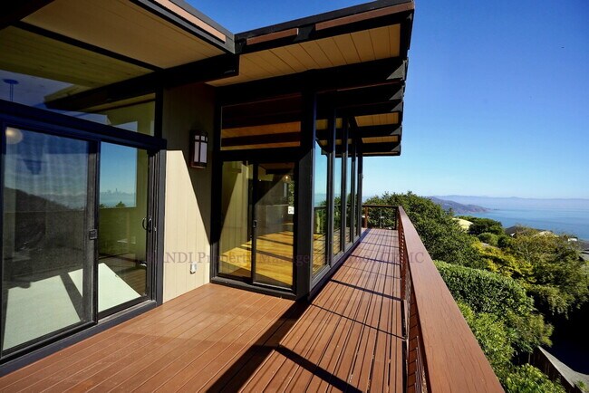 Building Photo - Unmatched Quality and Unparalleled Views F...