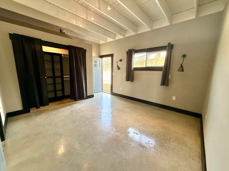 Building Photo - 475 S Hickory St