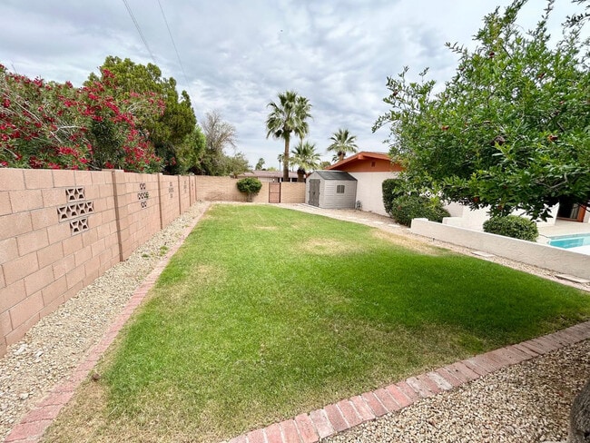 Building Photo - 2601 E Cinnabar Ave