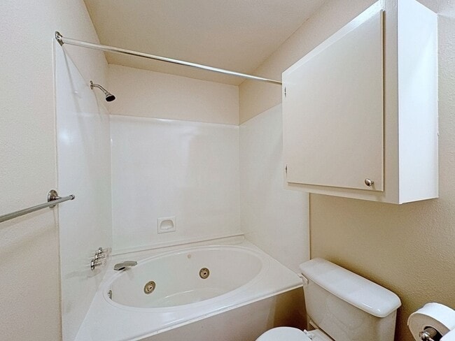 Building Photo - 1 Bedroom Downstairs condo available now! Community Pool